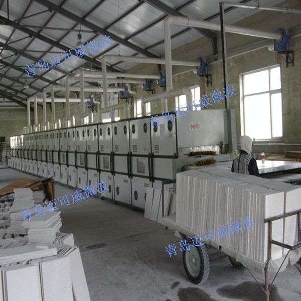 某建材企業(yè)：大型隧道式微波烘干設(shè)備，用于建筑內(nèi)墻材料的的處理