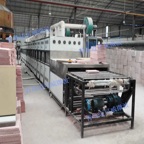 某建材企業(yè)：隧道式微波干燥設(shè)備，用于建筑保溫材料加熱干燥定型